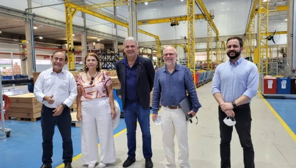 Ao lado de Petecão, Bocalom visita fábrica e garante compra de ônibus elétricos 